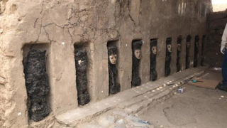 Illustration for article titled Descubren una extraña sala con estatuas de madera enmascaradas de hace 750 años en una antigua ciudad de Perú